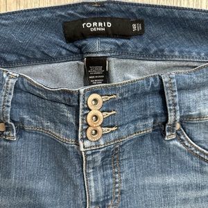 Torrid 14R medium wash three button stretch jeans!!